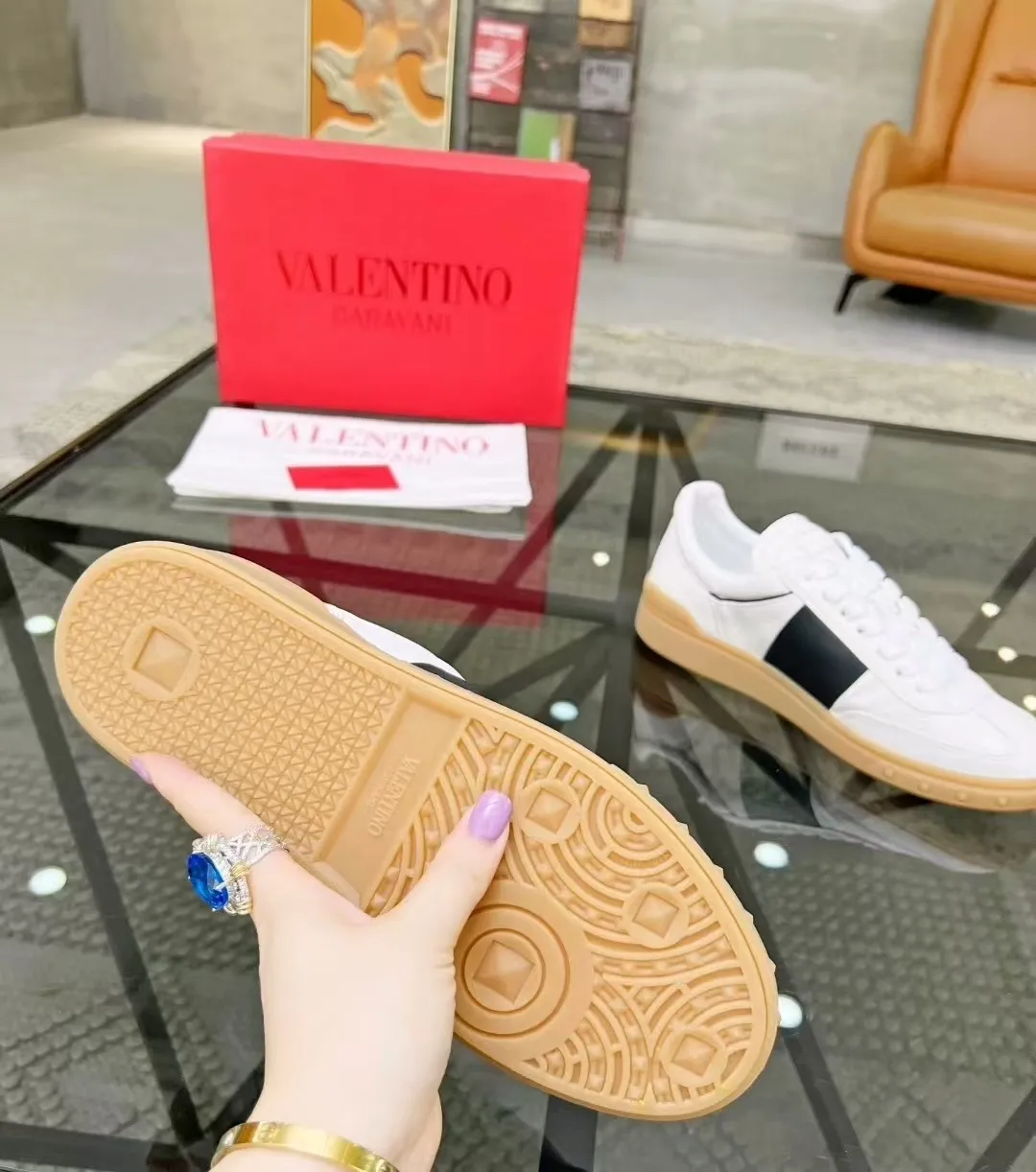 Men's men's shoes 💰440 [New style] 🐡🐡Original quality Top version on the market VALENTINO (Valentino) 2023 latest fashion week catwalk [couples 👫 style], unique design, fashionable people specialize in thin feet 🔥A fashion product of Baita [strong] Fabric: The toe is made of high mercerized triangular grain cowhide and A-grade full-grain cowhide tower, original lasting process Inner lining: cowhide lining + PU hanging mesh feet, heel and tongue decorated with VaIentin* shallow relief oversized rivets Size: 38-44 (45 can be customized